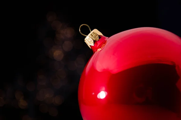 Witte geschenkdoos met rood lint geïsoleerd op rode kleur achtergrond — Stockfoto