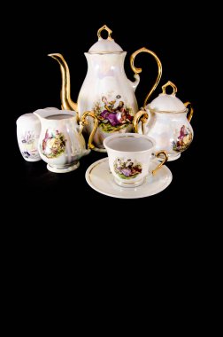 siyah arka plan üzerine çay servisi