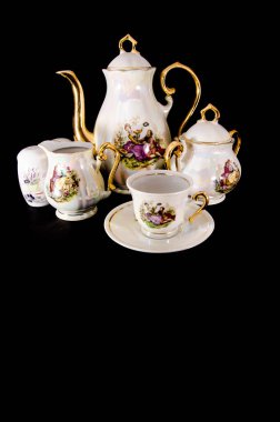 siyah arka plan üzerine çay servisi