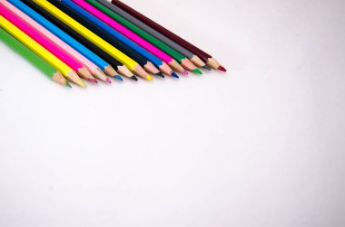 Beyaz zemin üzerinde birçok farklı renkli kalemler
