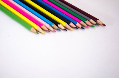 Beyaz zemin üzerinde birçok farklı renkli kalemler