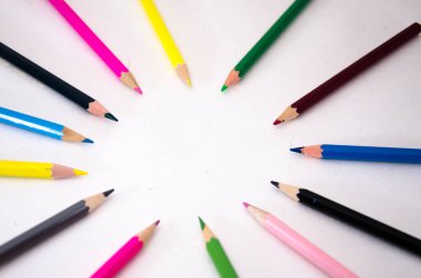 Beyaz zemin üzerinde birçok farklı renkli kalemler