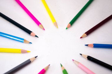Beyaz zemin üzerinde birçok farklı renkli kalemler