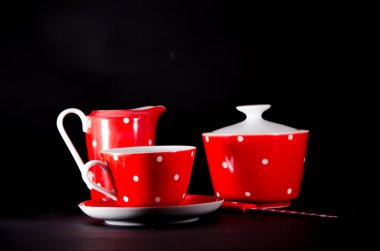 beyaz zemin üzerine kırmızı kase