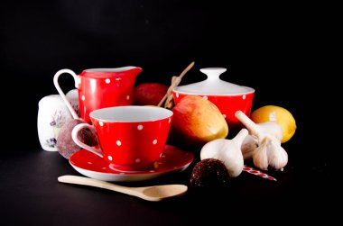 beyaz zemin üzerine kırmızı kase