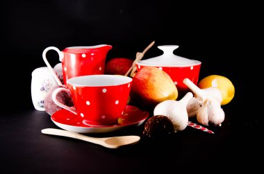 beyaz zemin üzerine kırmızı kase