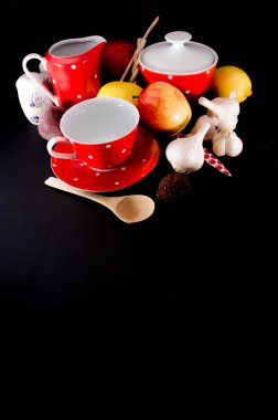 beyaz zemin üzerine kırmızı kase