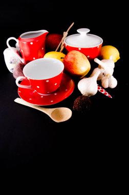 beyaz zemin üzerine kırmızı kase