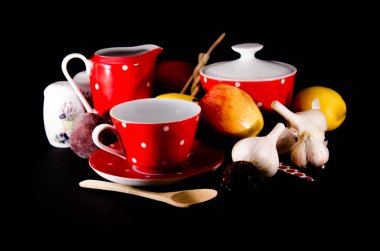 beyaz zemin üzerine kırmızı kase