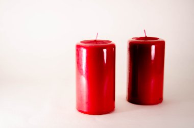 Kırmızı mum beyaz arkaplanda izole edildi