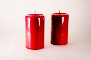 Kırmızı mum beyaz arkaplanda izole edildi