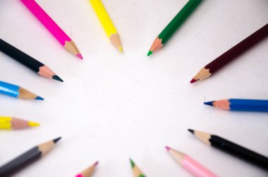 okul veya profesyonel kullanım için renkli kalemler