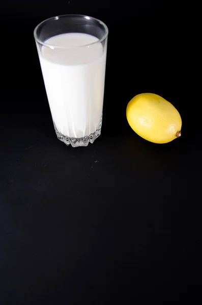 Glas Milch und Zitrone — Stockfoto