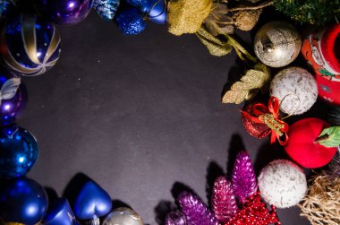 Noel arka plan kırmızı bir süs, altın hediye kutusu, çilek ve kar köknar