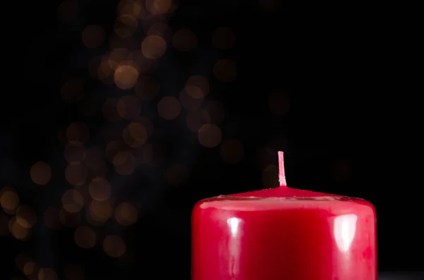 Fechar as velas em chamas isoladas no fundo preto — Fotografia de Stock