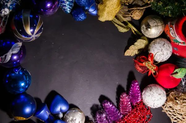 Fondo de Navidad con un adorno rojo, caja de regalo de oro, bayas y abeto en la nieve —  Fotos de Stock