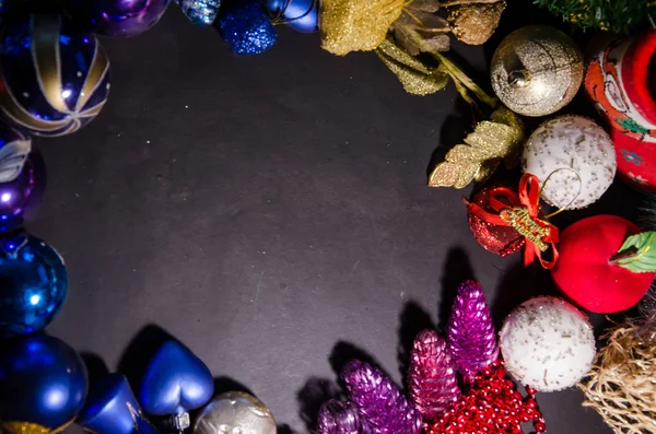 Fondo de Navidad con un adorno rojo, caja de regalo de oro, bayas y abeto en la nieve —  Fotos de Stock