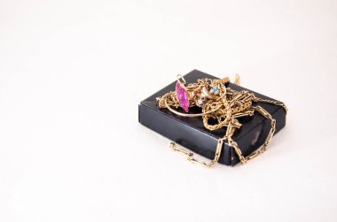 Beyaz arka plan üzerinde izole kadın altın halkaları