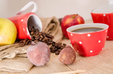 Rustik ahşap masa, üstten görünüm bardak kırmızı şarap, peynir kurulu, üzüm, incir, çilek, bal ve ekmek sopa