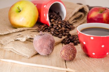 Rustik ahşap masa, üstten görünüm bardak kırmızı şarap, peynir kurulu, üzüm, incir, çilek, bal ve ekmek sopa