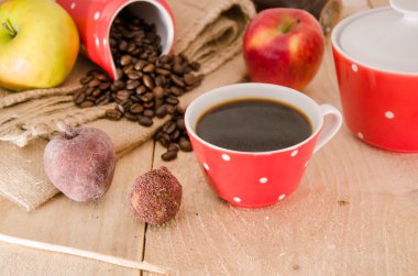 Rustik ahşap masa, üstten görünüm bardak kırmızı şarap, peynir kurulu, üzüm, incir, çilek, bal ve ekmek sopa