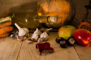 Rustik ahşap masa, üstten görünüm bardak kırmızı şarap, peynir kurulu, üzüm, incir, çilek, bal ve ekmek sopa