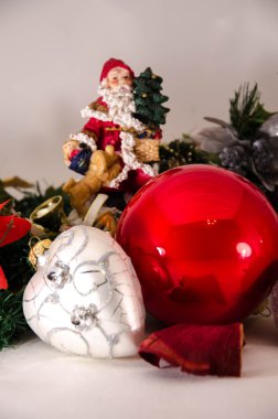 Beyaz zemin üzerine kırmızı ve gümüş hediye kutusu