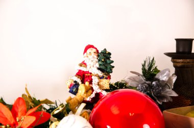 Beyaz zemin üzerine kırmızı ve gümüş hediye kutusu