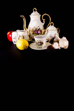 Porselen çay seti izole bir arka plan üzerinde