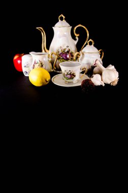 Porselen çay seti izole bir arka plan üzerinde