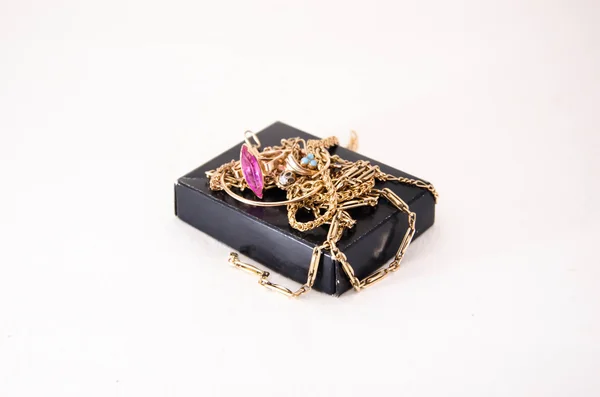 Conjunto de anéis dourados femininos, isolados sobre fundo branco — Fotografia de Stock