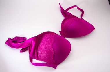 Kadın pembe saten sutyen