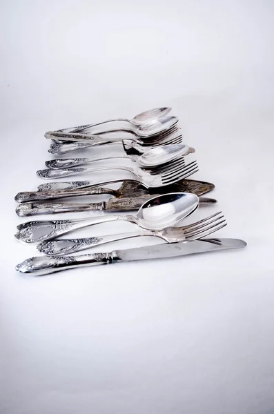 Cuchara de tenedor y cuchillo aislados sobre fondo blanco — Foto de Stock