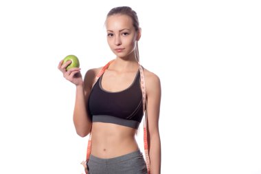Beyaz bir arka plan kasette ölçme ile çekici fitness modeli