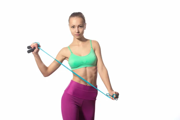 Jonge vrouw met gezonde sportieve figuur houden springtouw — Stockfoto
