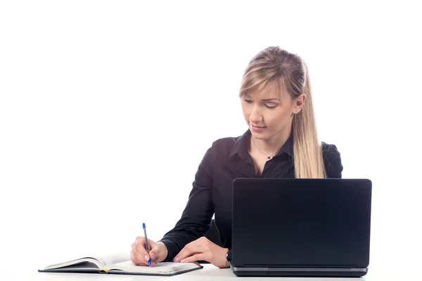 Donna d'affari che lavora in un computer portatile, isolare — Foto Stock