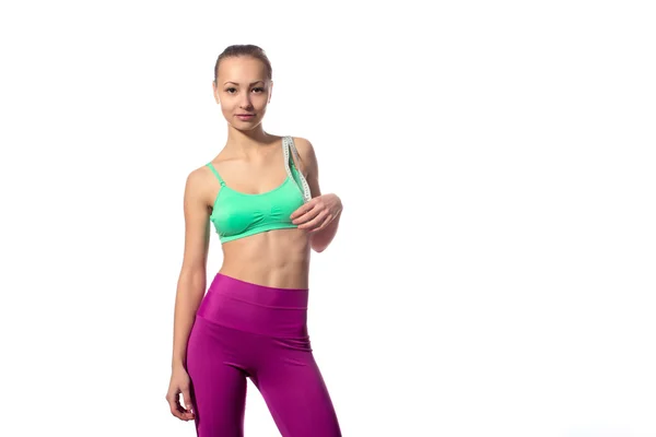 Attraente modello fitness con nastro di misura su sfondo bianco — Foto Stock