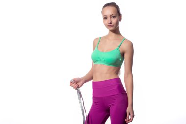 Beyaz bir arka plan kasette ölçme ile çekici fitness modeli