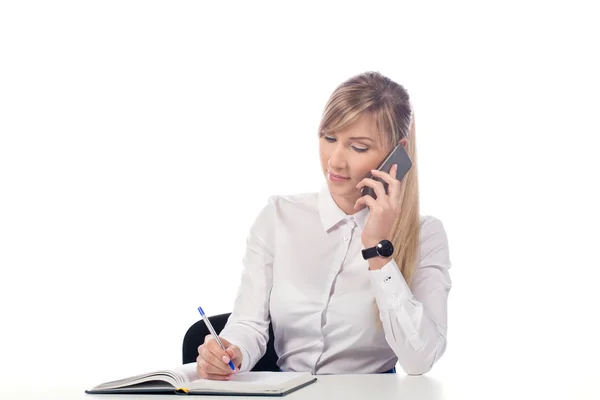 Donna d'affari che parla al telefono e prende appunti . — Foto Stock