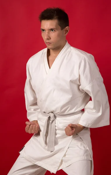 Ung man i vit kimono utbildning kampsport — Stockfoto
