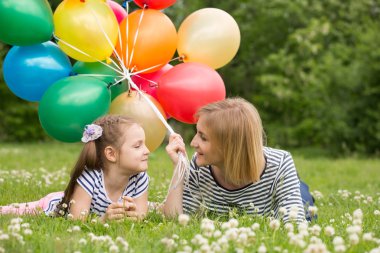 mutlu anne ve kızı Park balonlar ile.