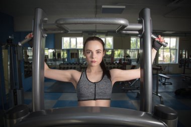 Mutlu kadın spor salonunda eğitim