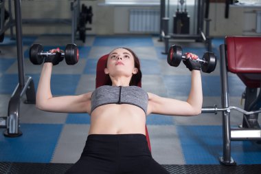 Mutlu kadın spor salonunda eğitim