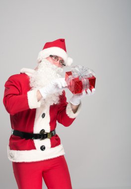 Mutlu Noel Baba büyük bir torbayla portresi