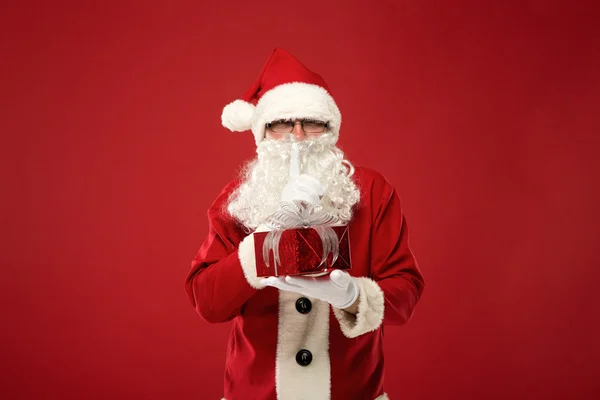 Retrato de Papá Noel feliz con un enorme saco — Foto de Stock