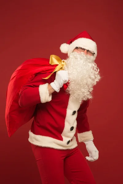 Retrato de Papá Noel feliz con un enorme saco — Foto de Stock