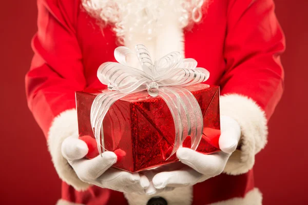 Retrato de Papá Noel feliz con un enorme saco — Foto de Stock