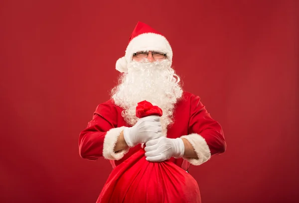 Retrato de Papá Noel feliz con un enorme saco — Foto de Stock