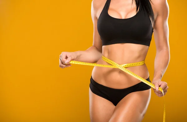 güzel fitness modeli bir sarı bel ölçer