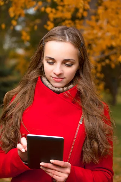 Giovane bella donna al parco autunnale. — Foto Stock